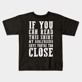 IF YOU CAN READ THIS SHIRT MY GIRLFRIEND SAYS YOU'RE TOO CLOSE Kids T-Shirt